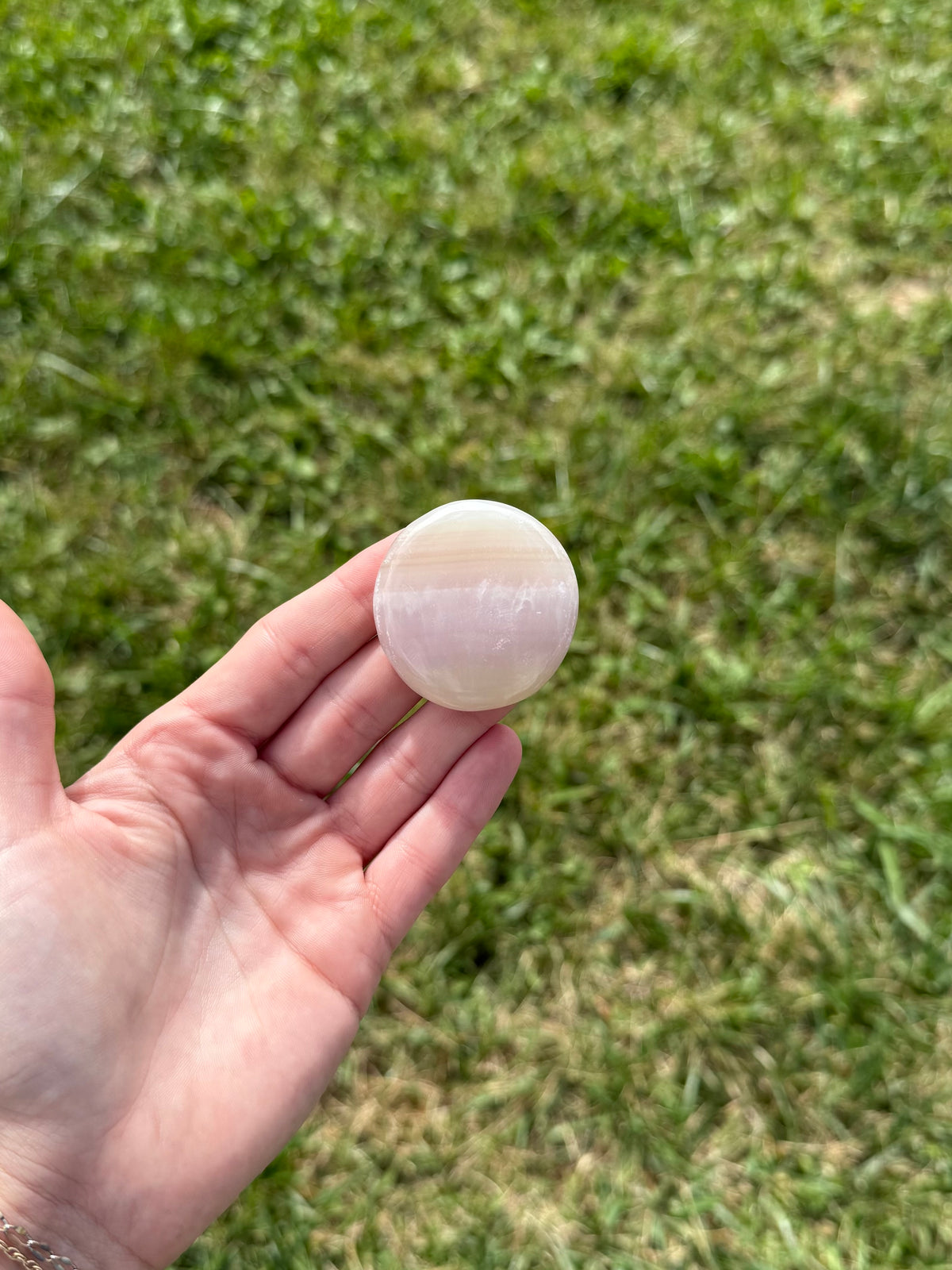 Medium pink banded onyx round flat