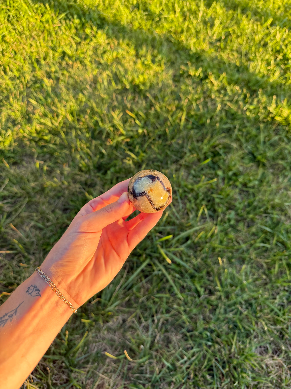 Septarian sphere (UV reactive)