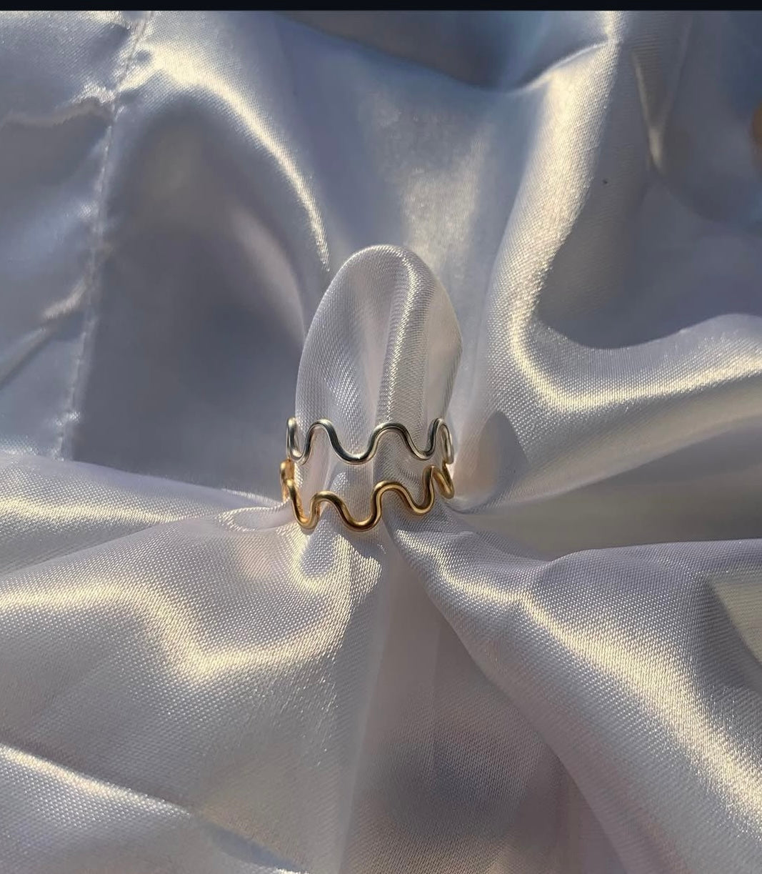 Wavy ring