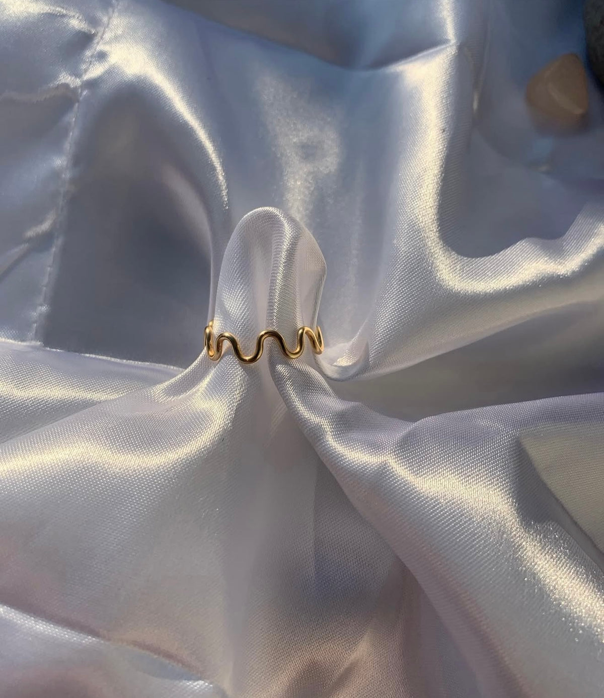 Wavy ring