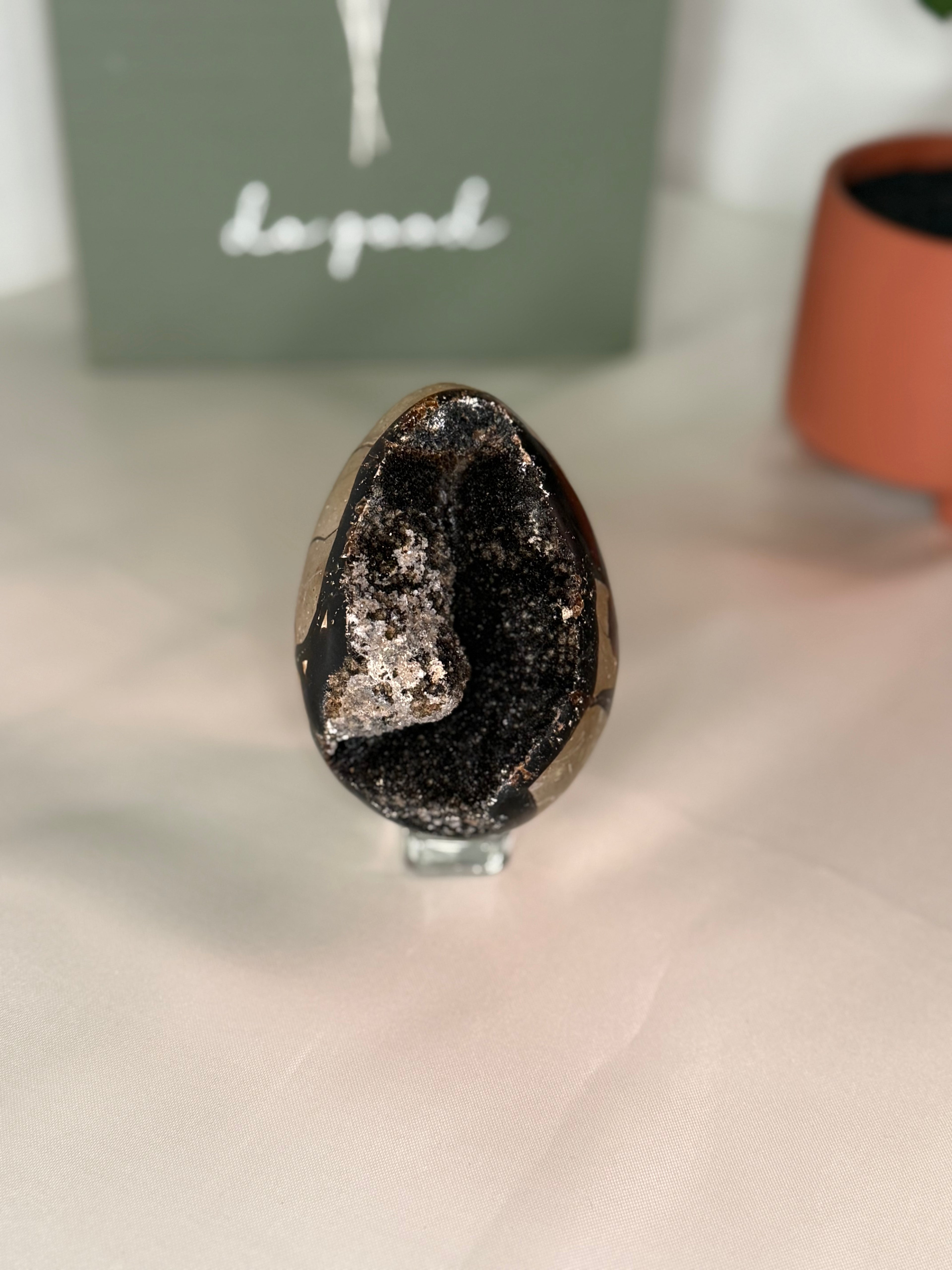Large septarian egg (uv reactive)