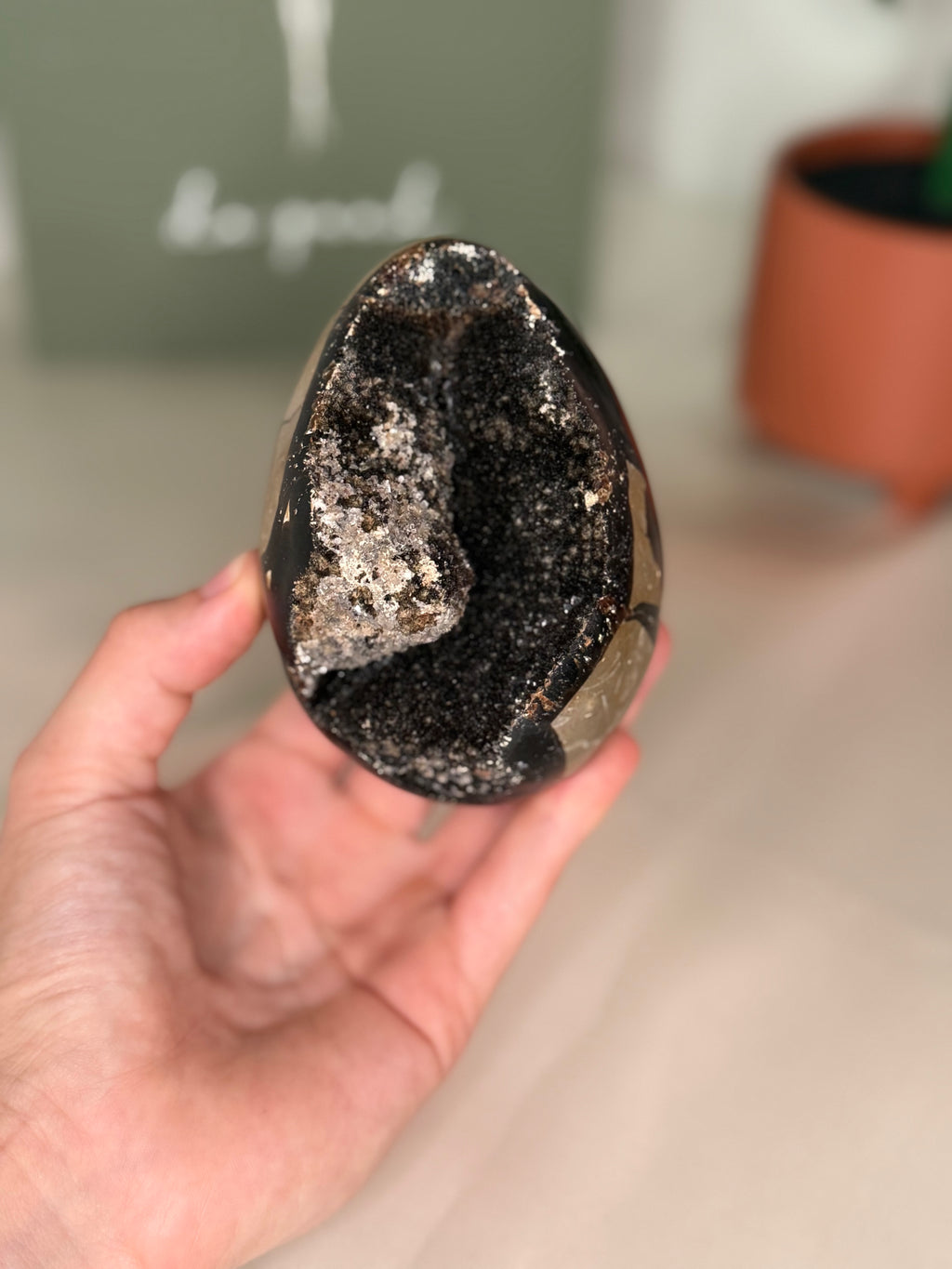 Large septarian egg (uv reactive)