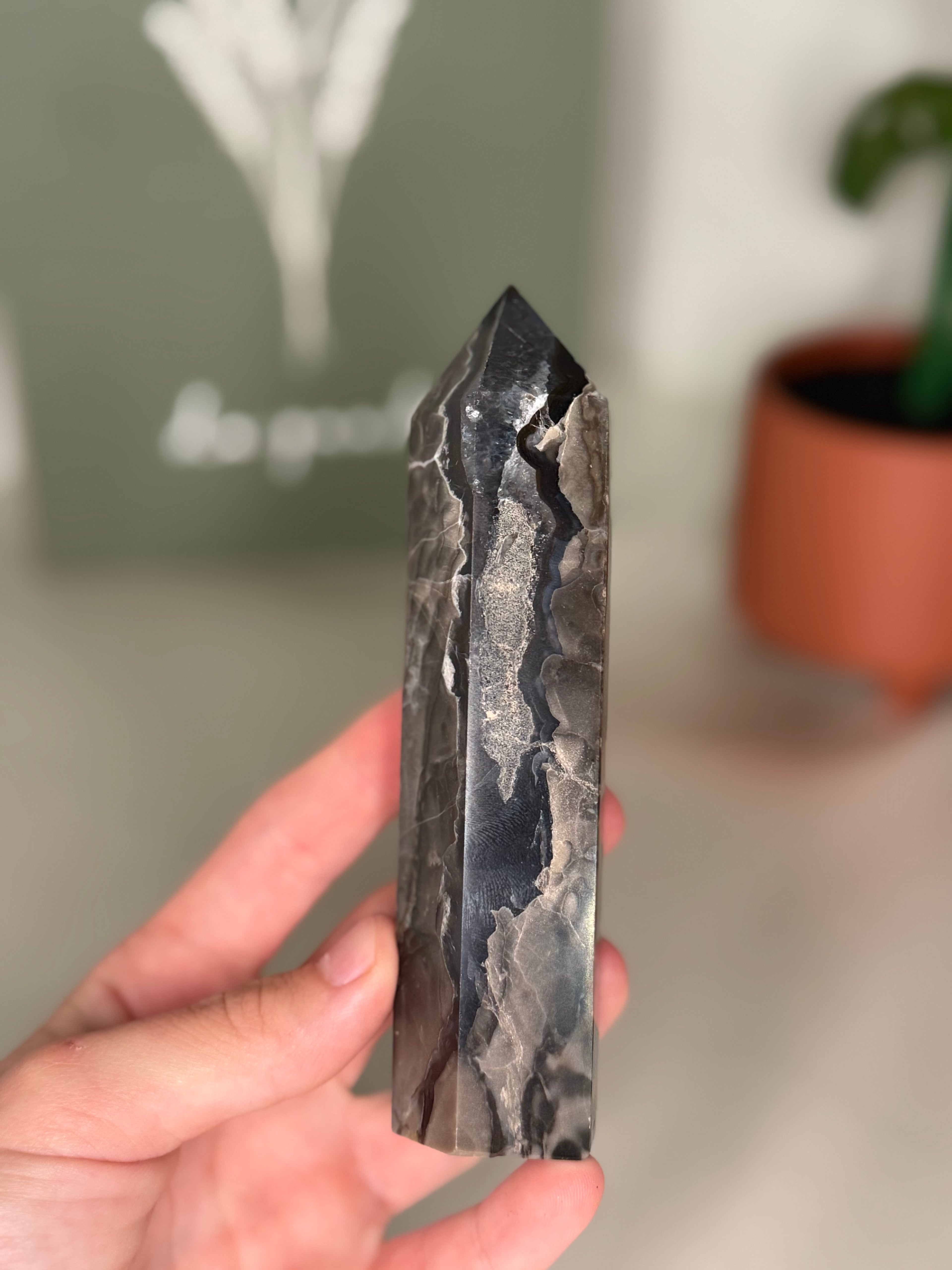 Volcano agate tower (uv reactive)