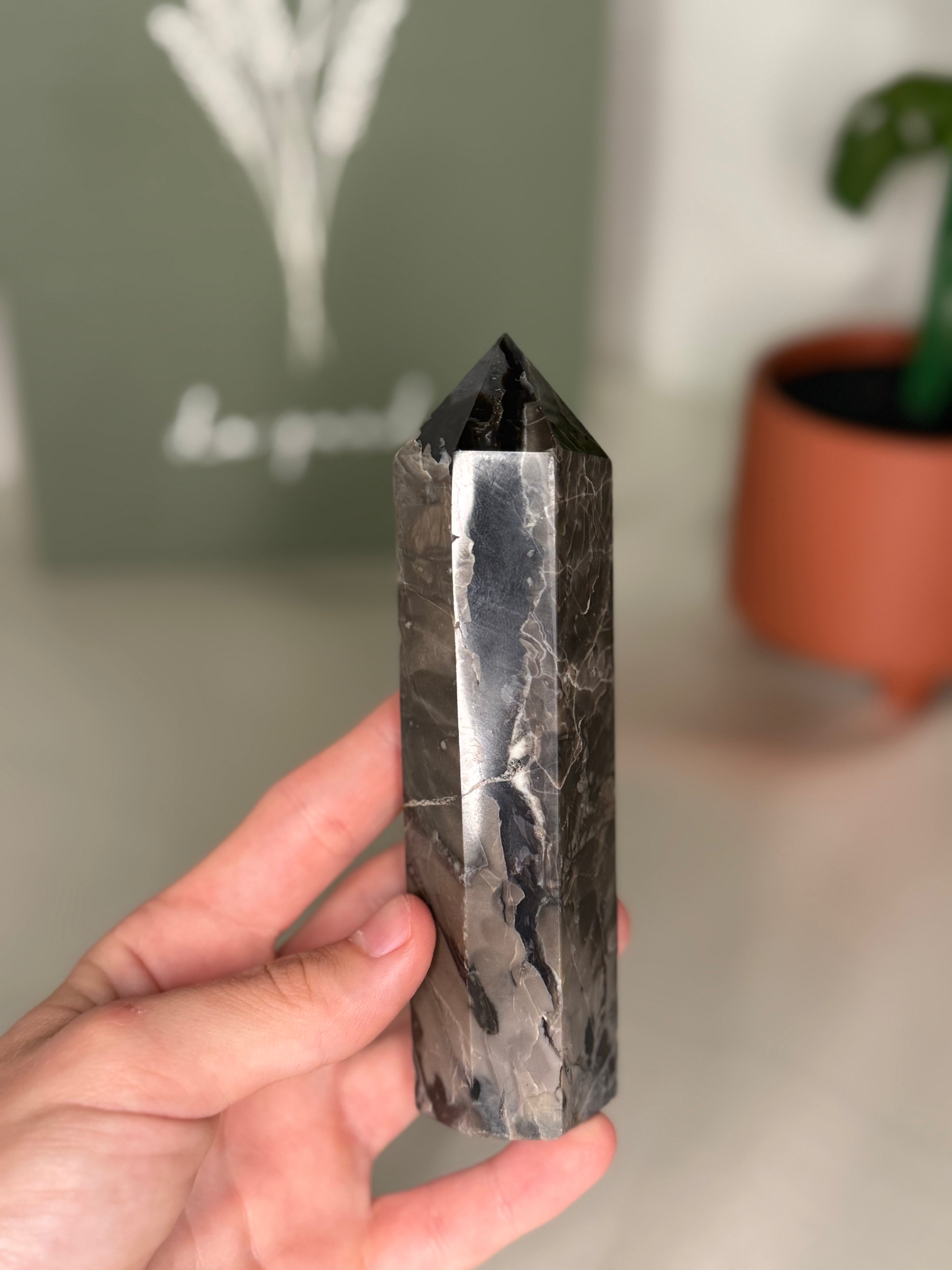 Volcano agate tower (uv reactive)