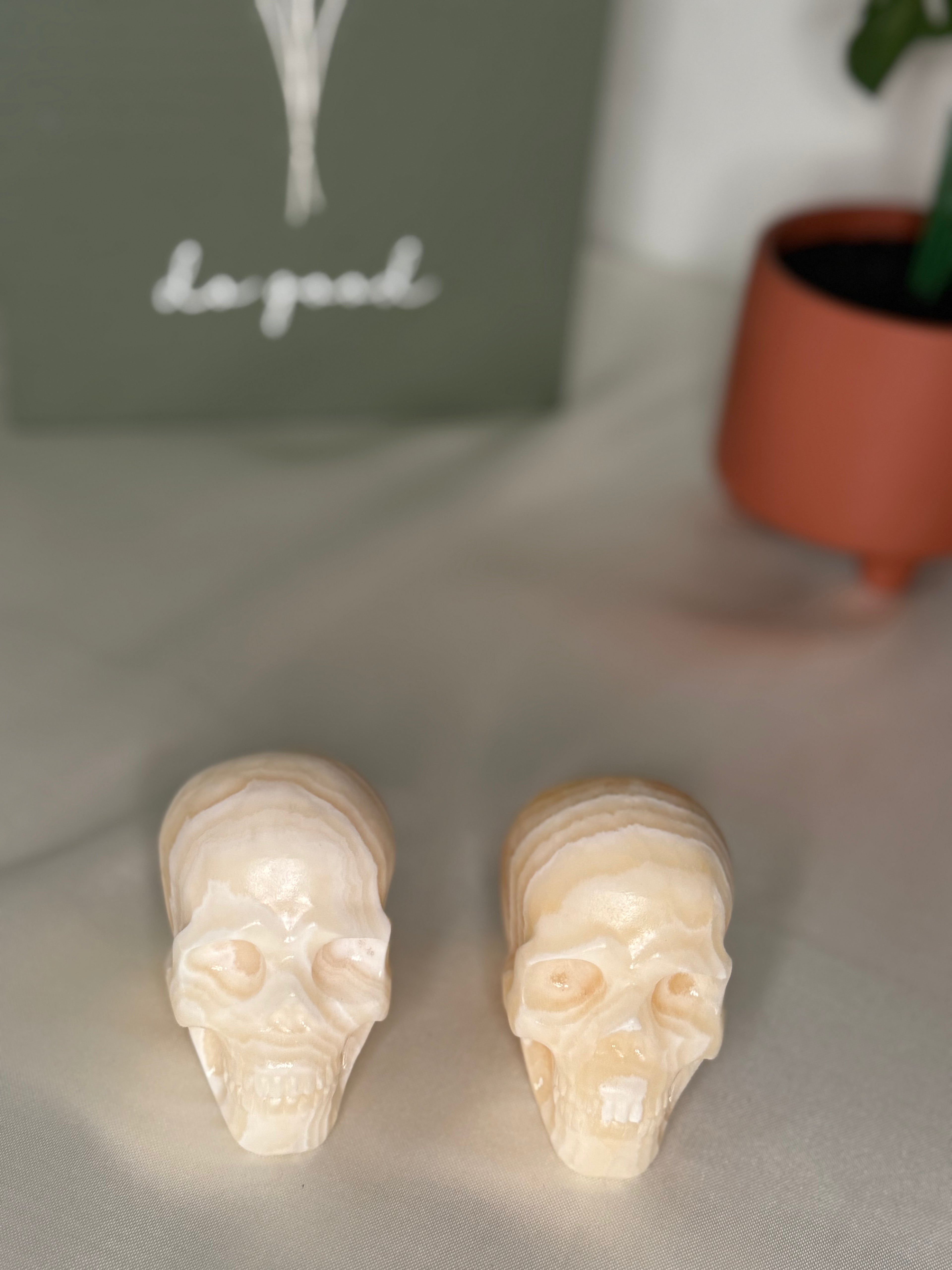Banded calcite skulls