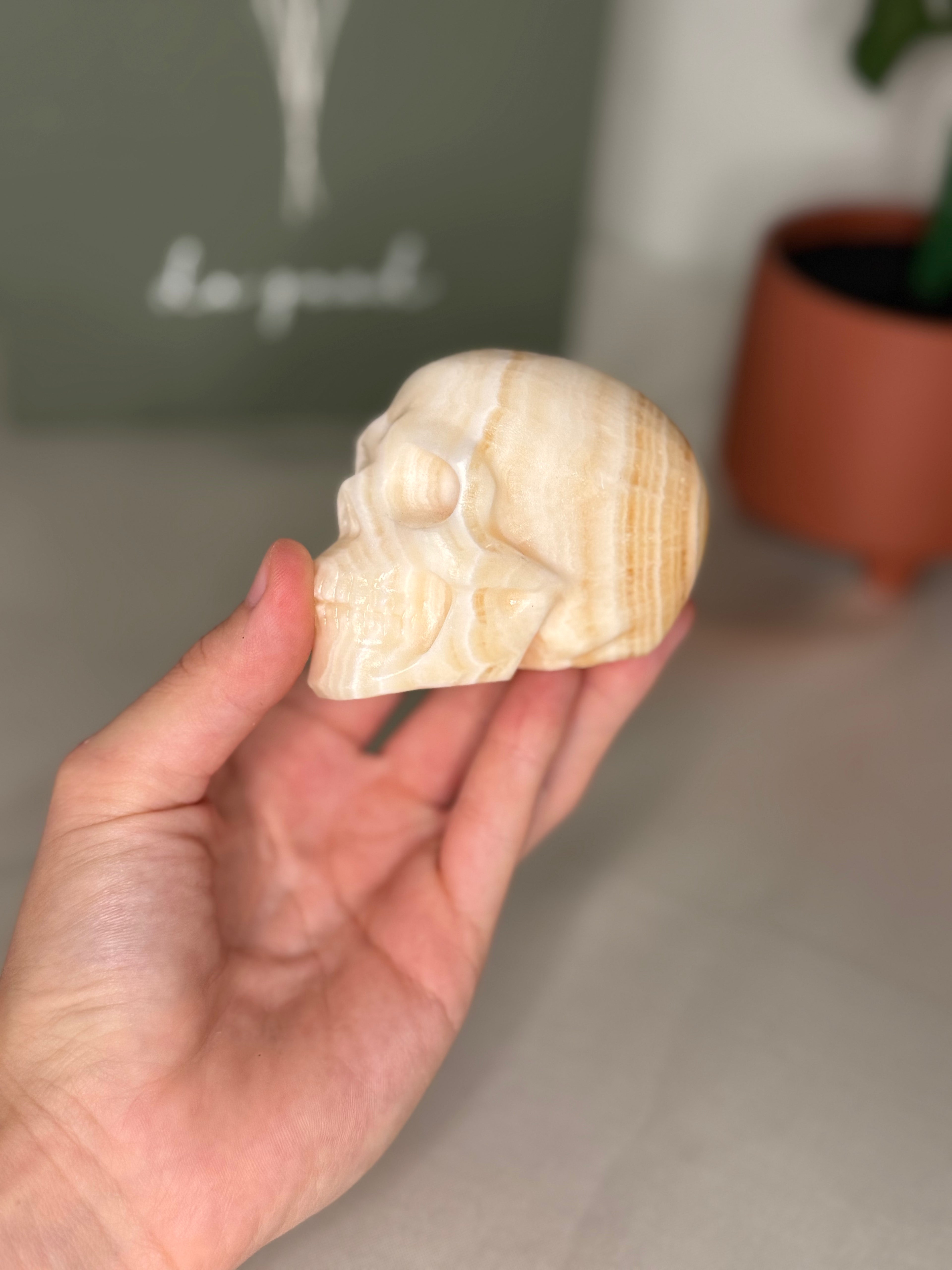 Banded calcite skulls