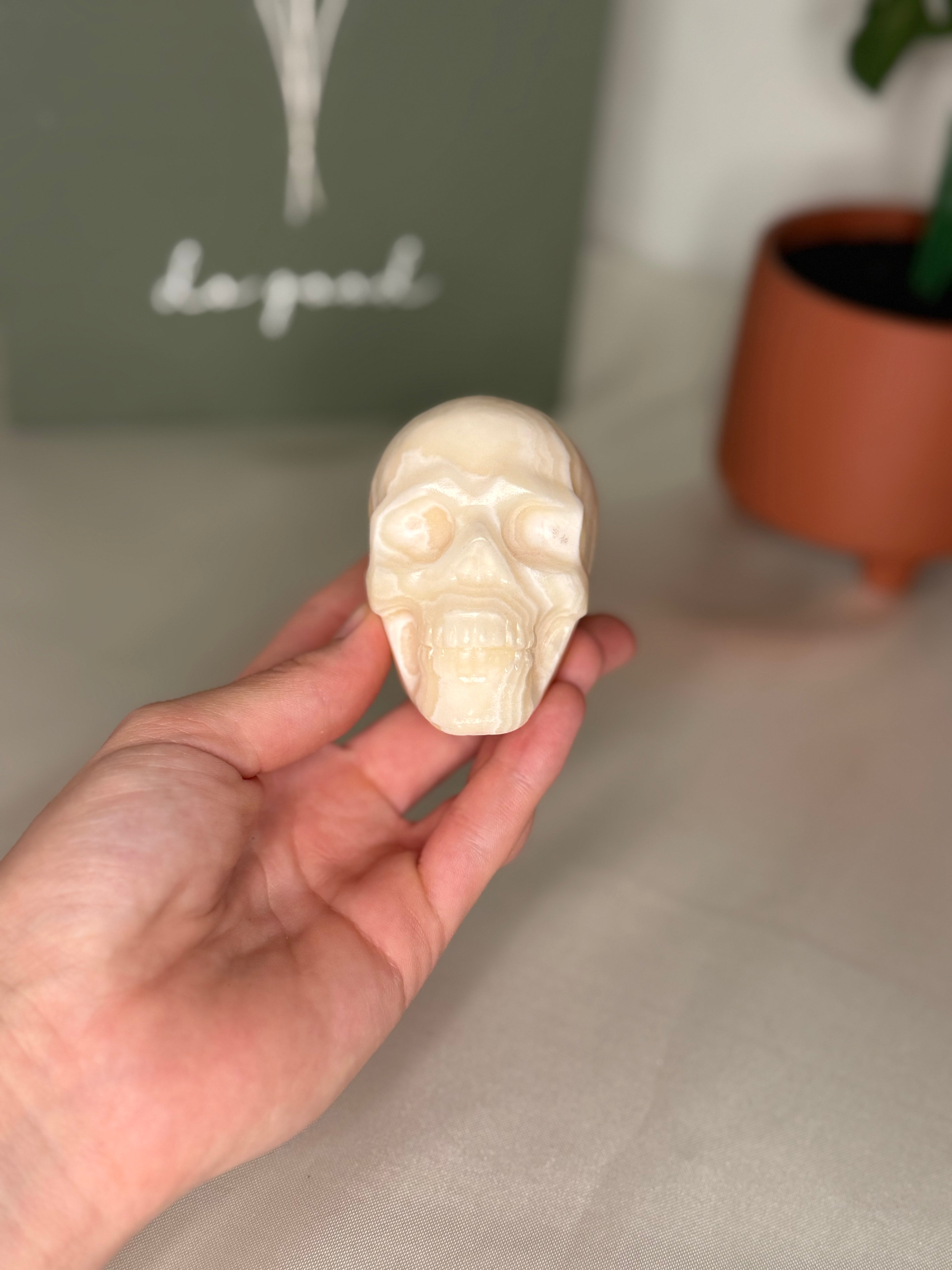 Banded calcite skulls