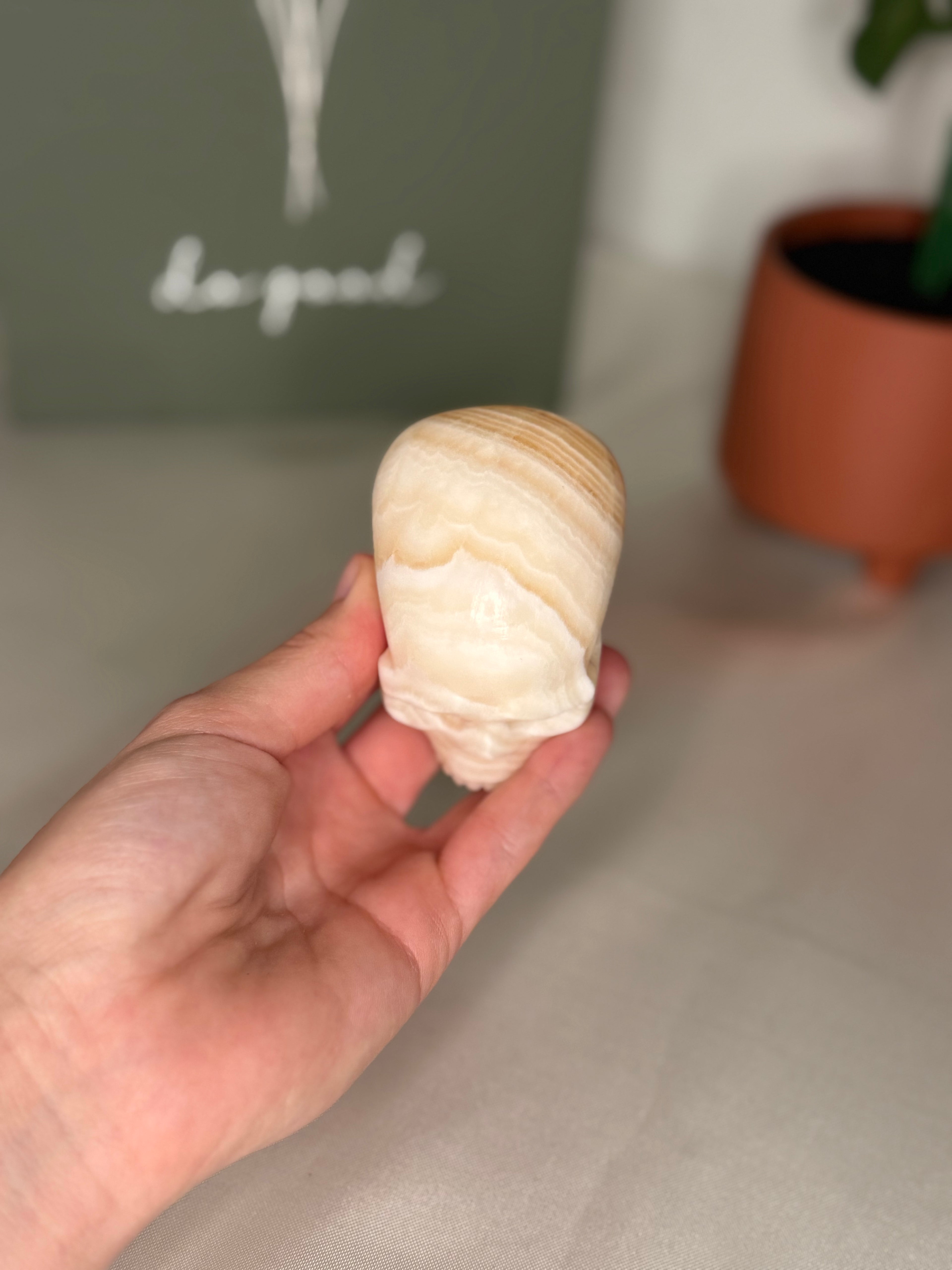 Banded calcite skulls