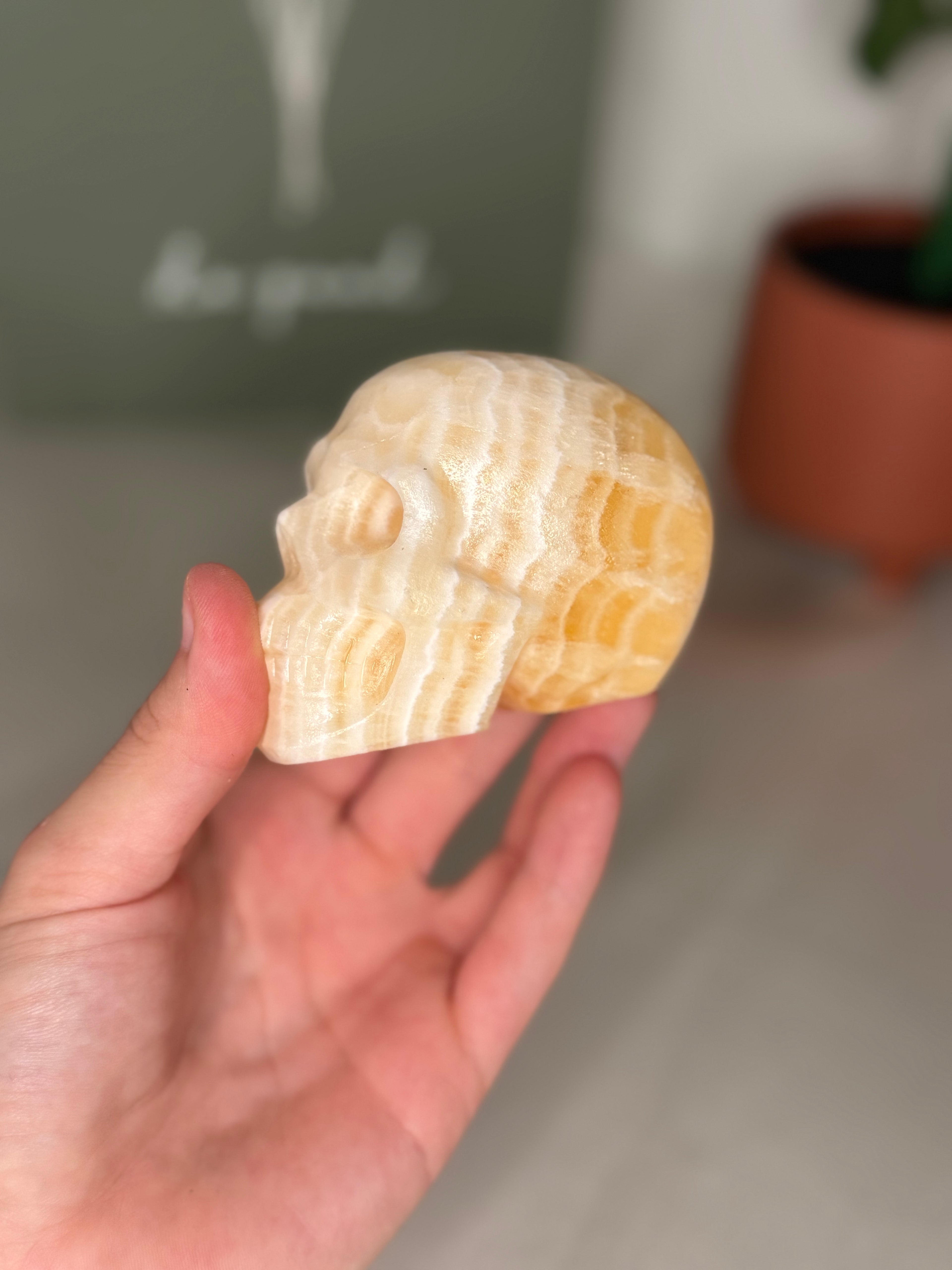 Banded calcite skulls