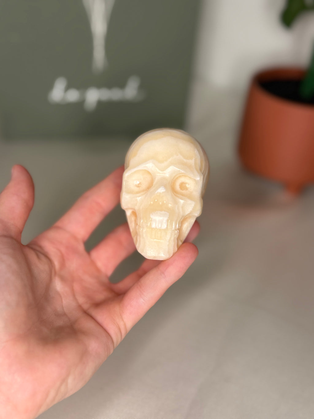 Banded calcite skulls