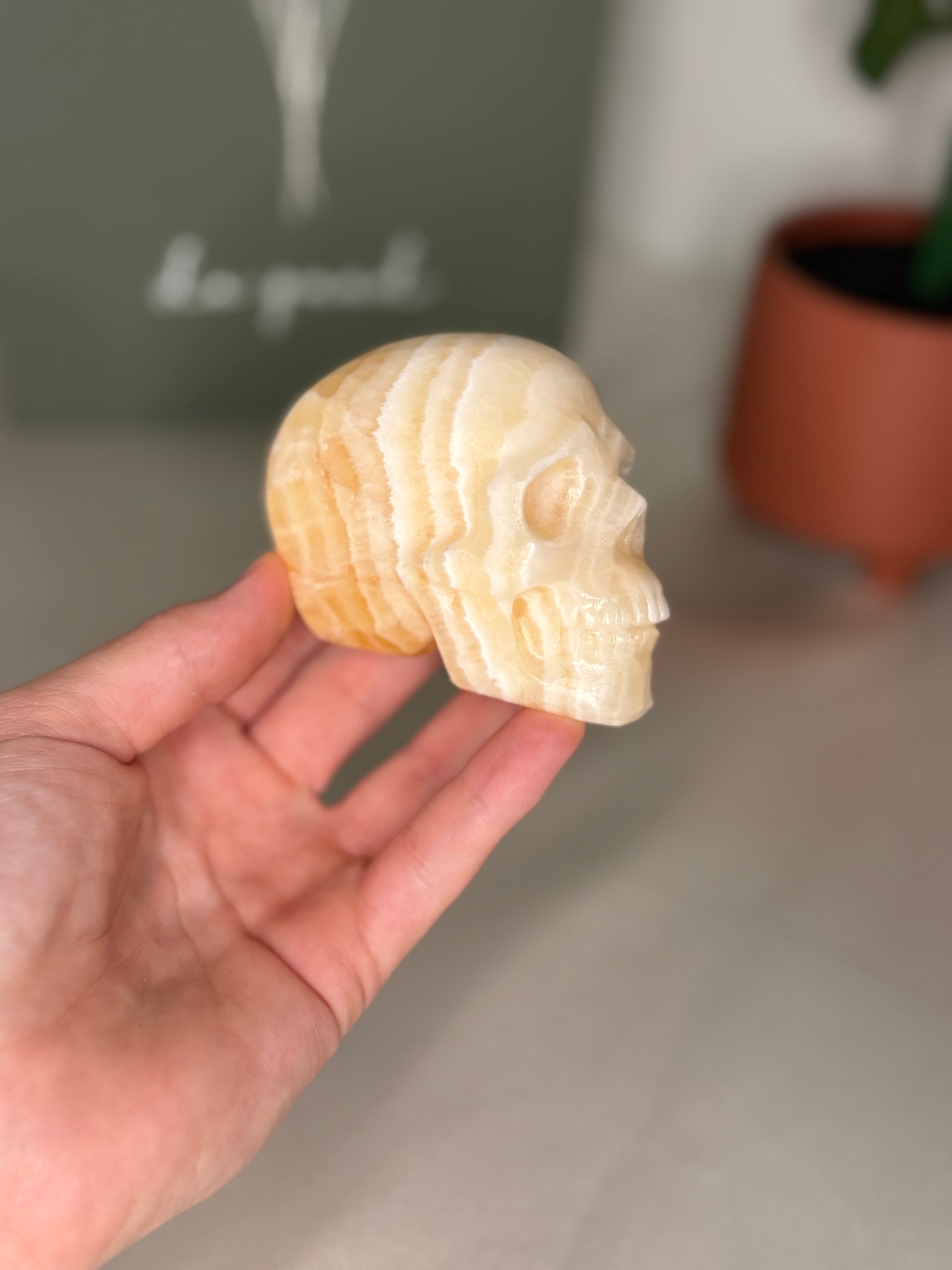 Banded calcite skulls