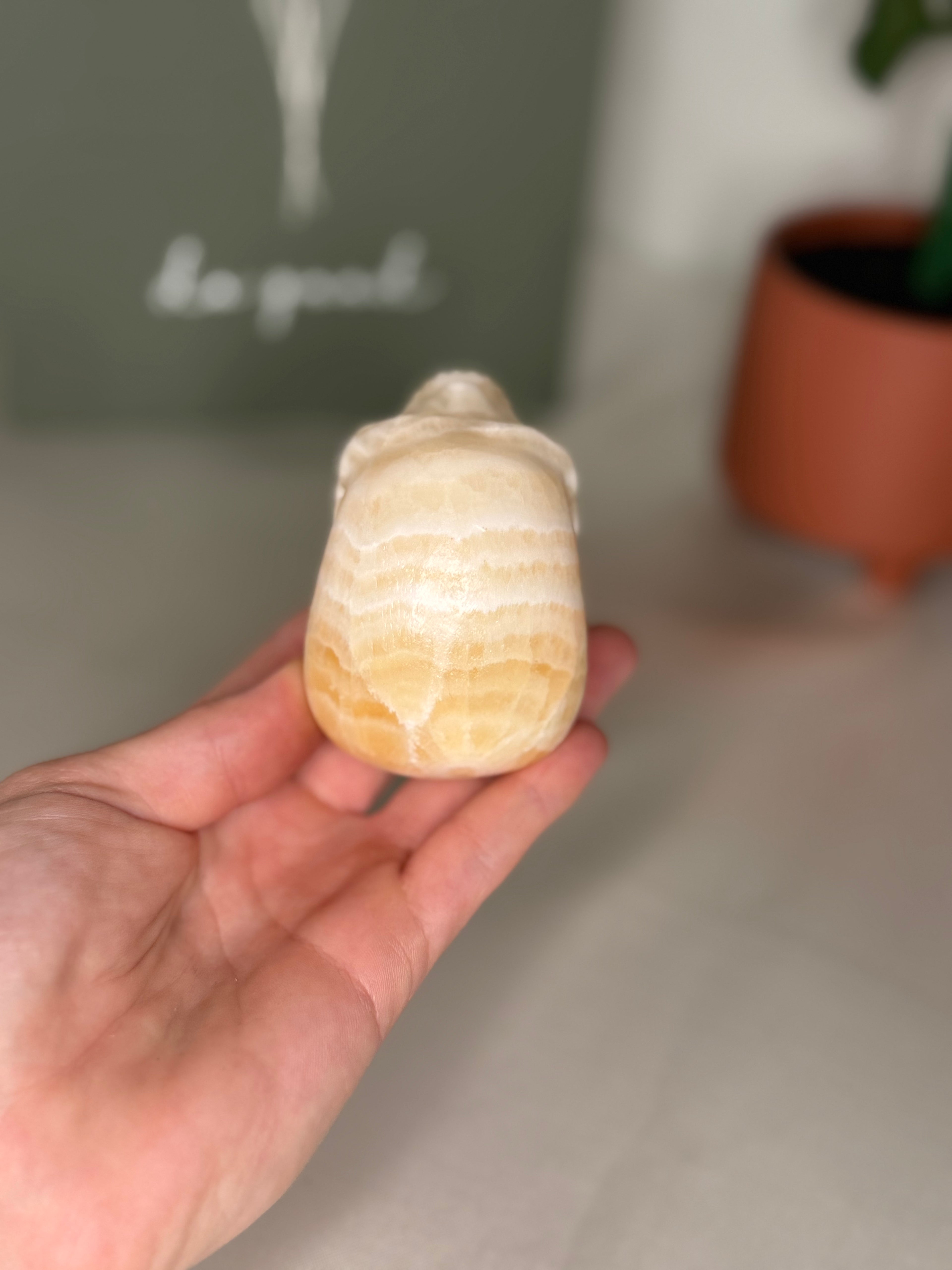 Banded calcite skulls