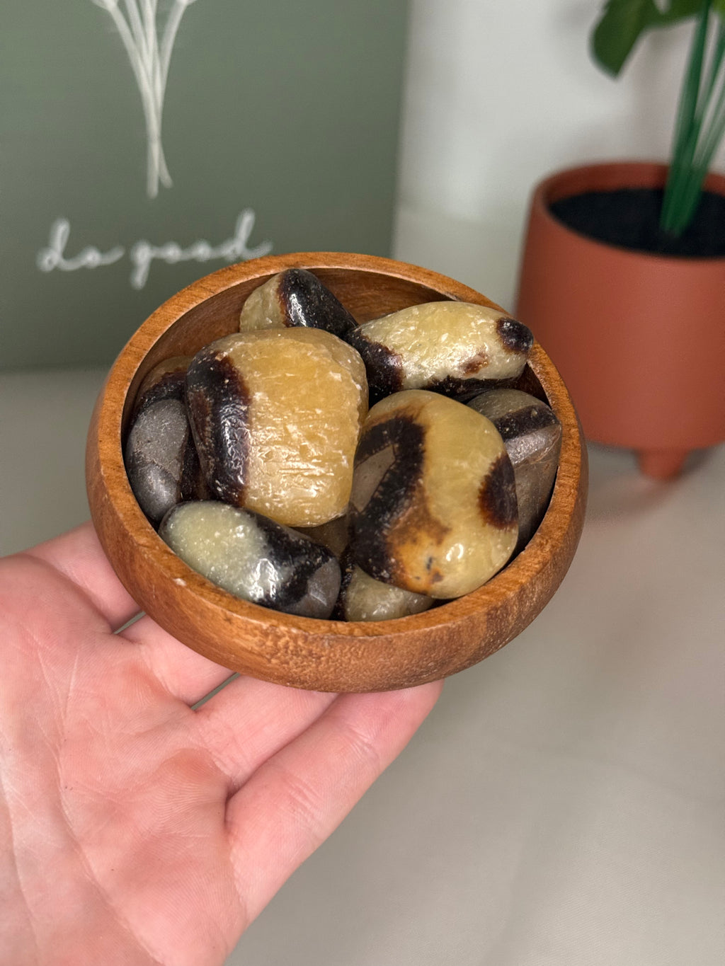 Septarian tumble (uv reactive)