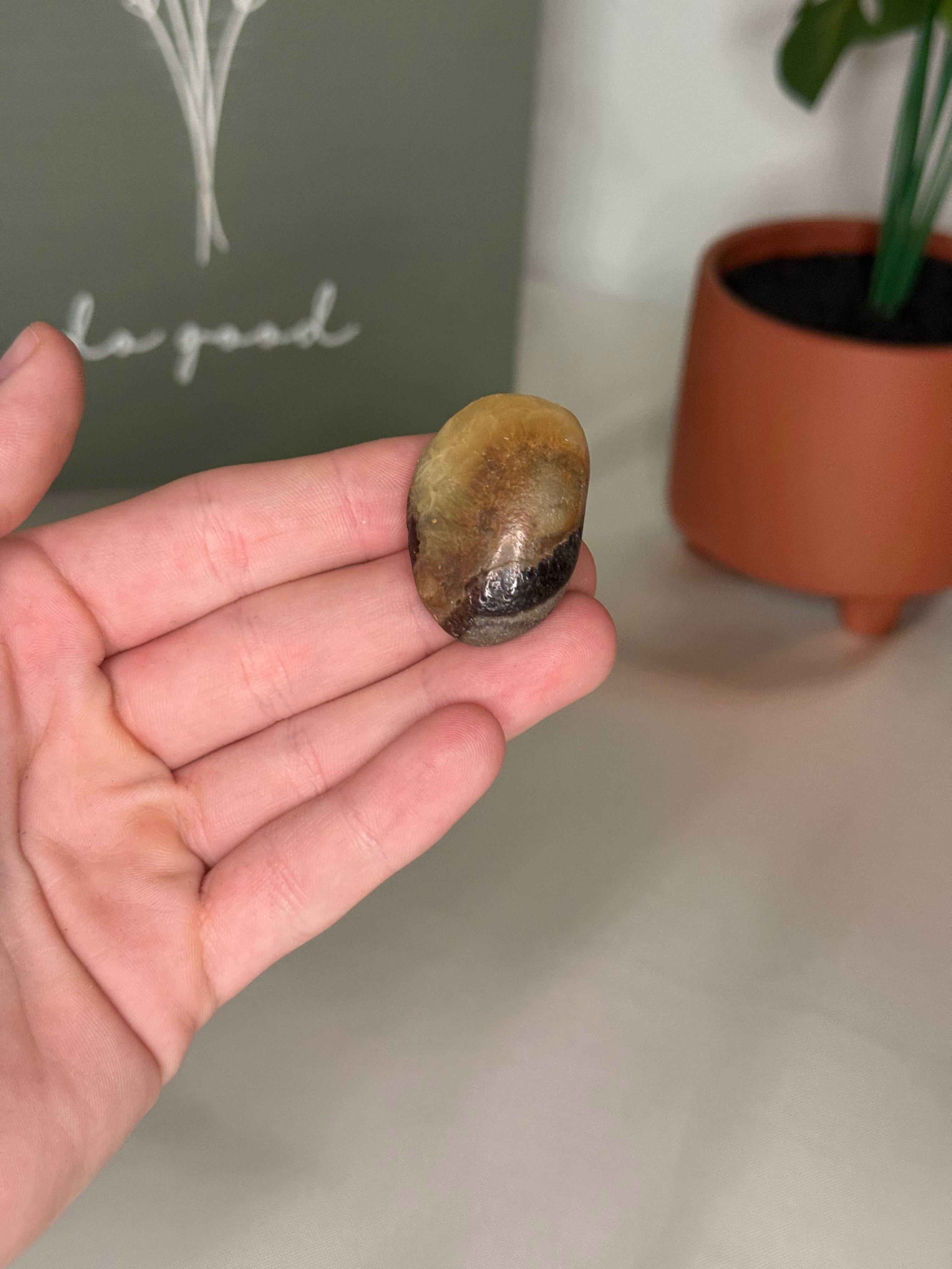 Septarian tumble (uv reactive)