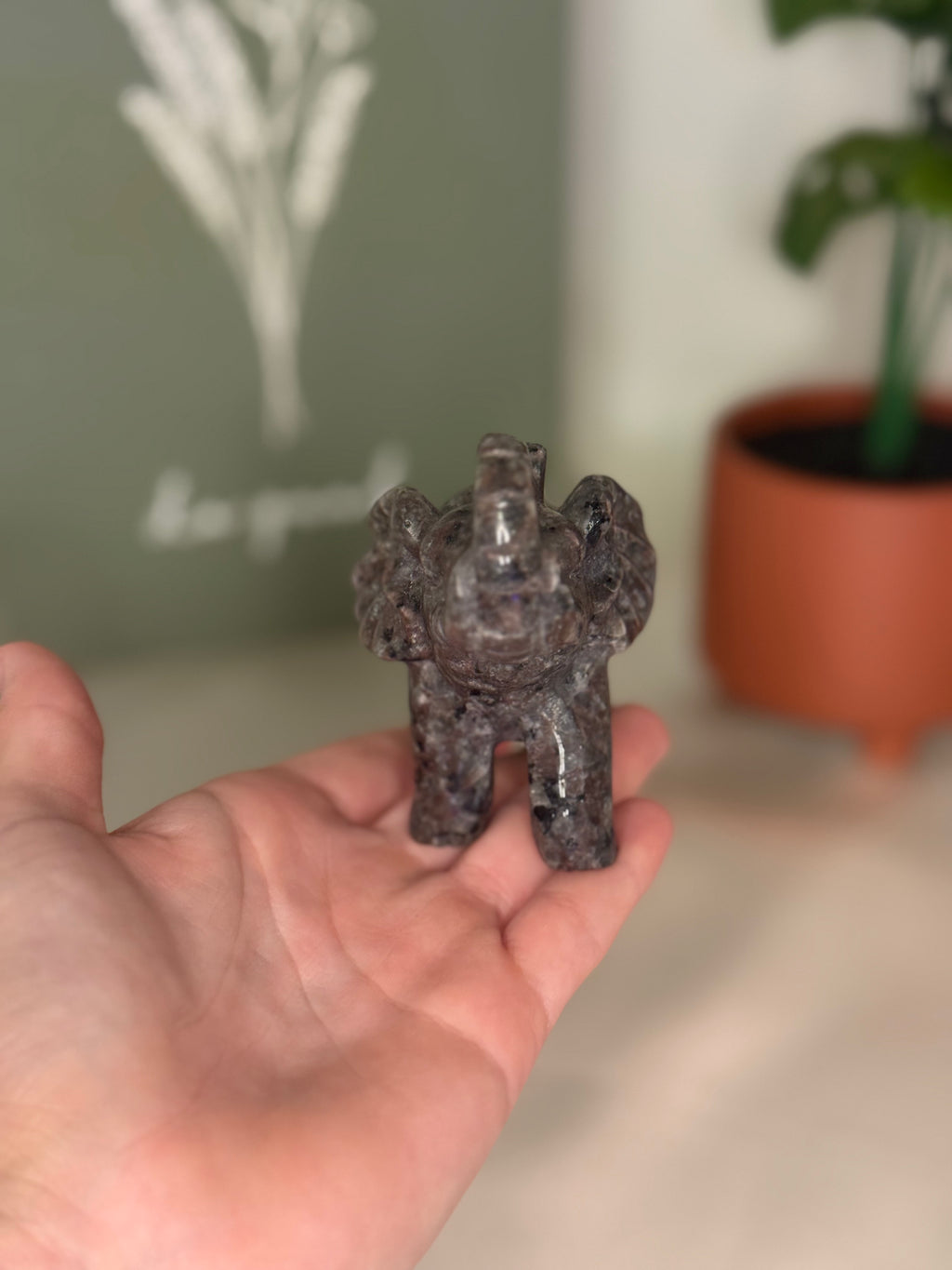 Yooperlite elephant (UV reactive)