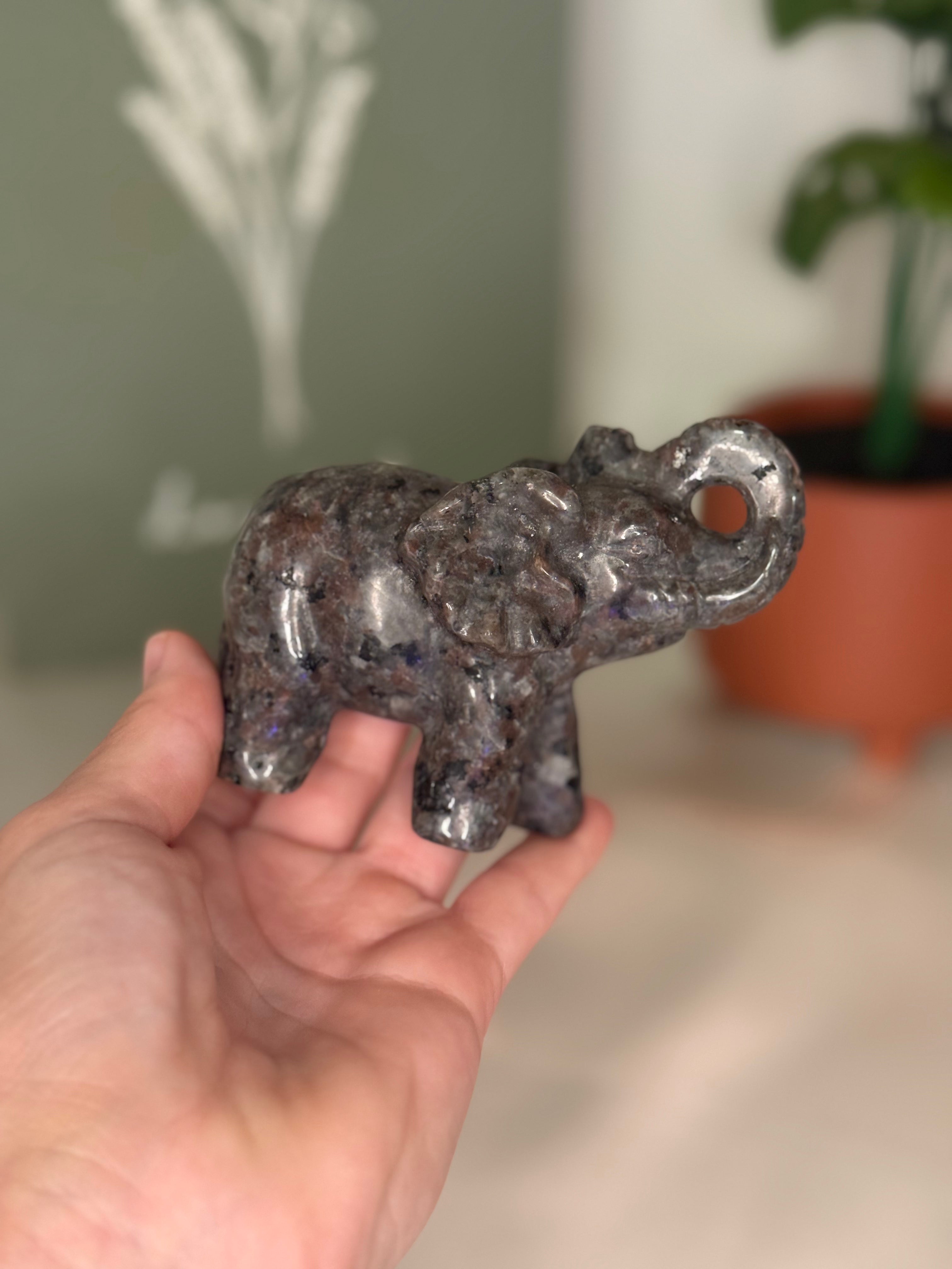 Yooperlite elephant (UV reactive)