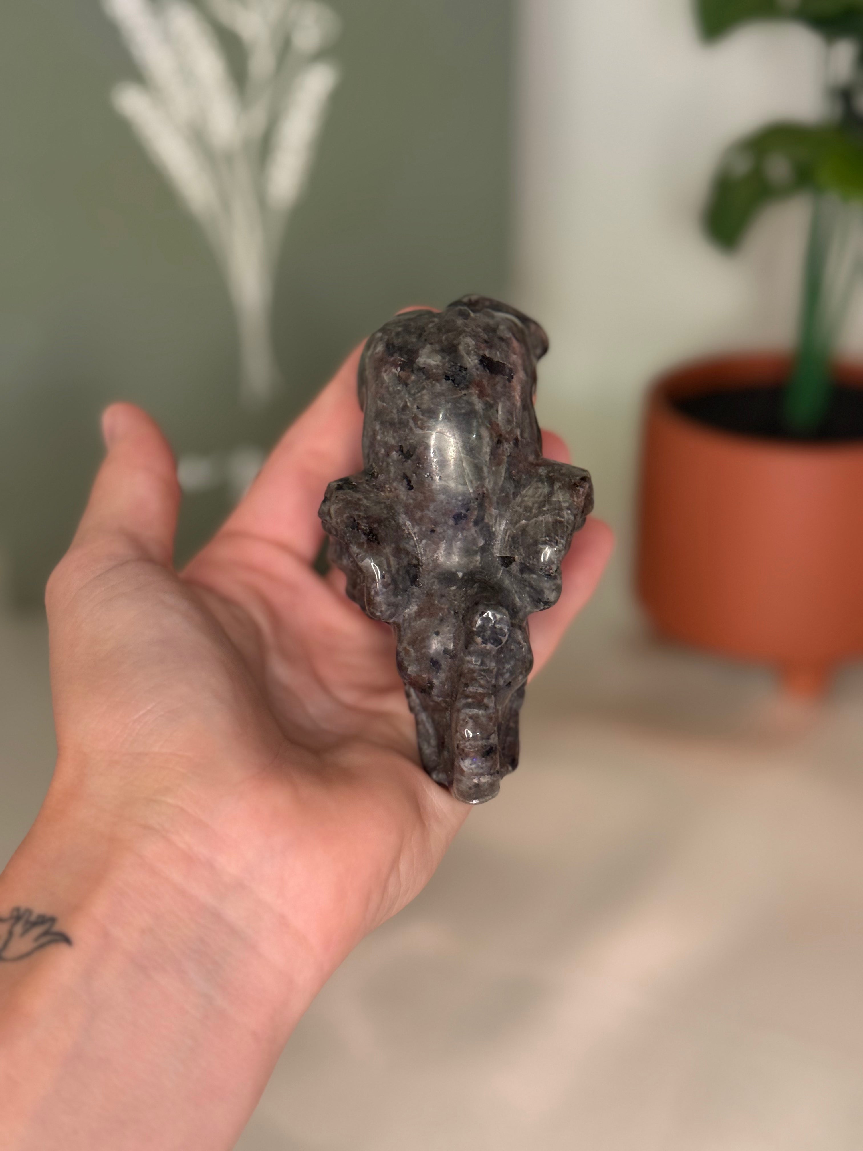 Yooperlite elephant (UV reactive)