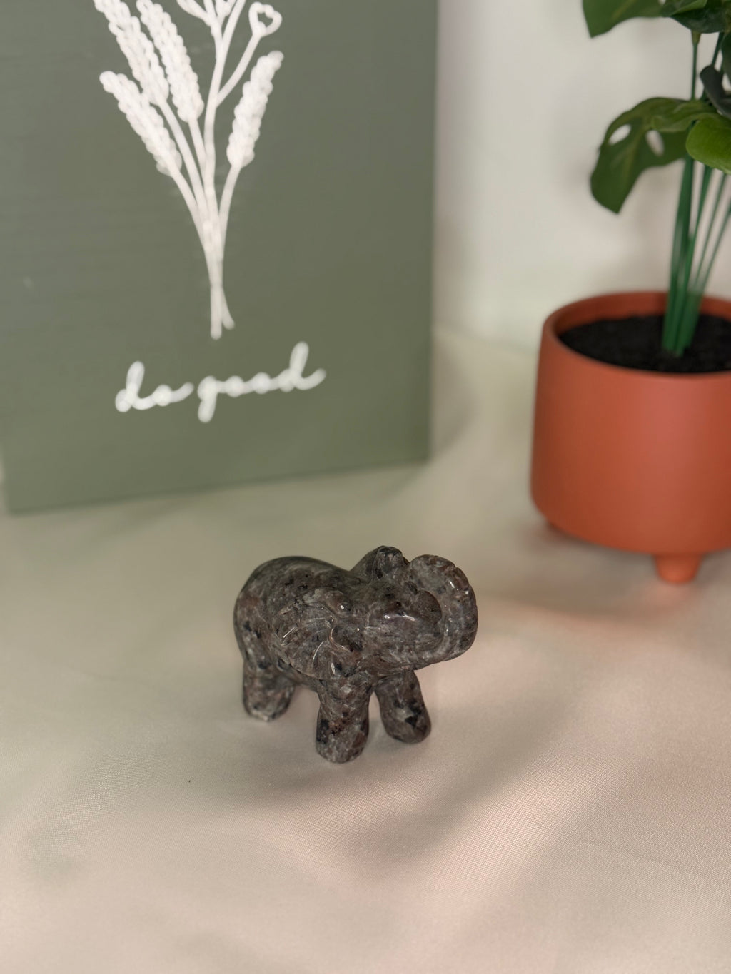 Yooperlite elephant (UV reactive)
