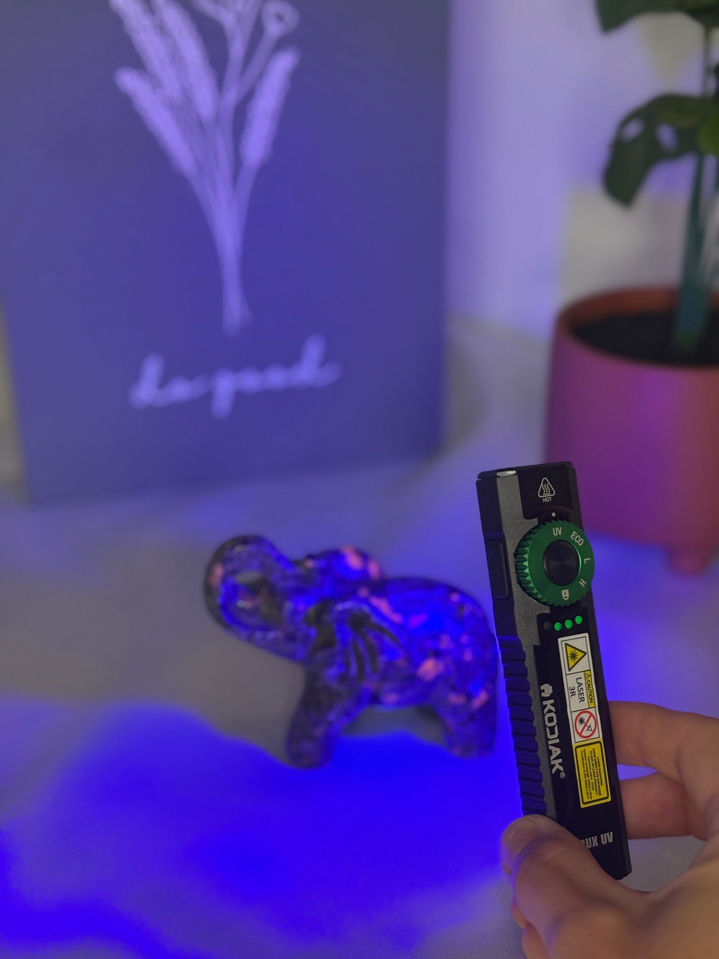 Yooperlite elephant (UV reactive)