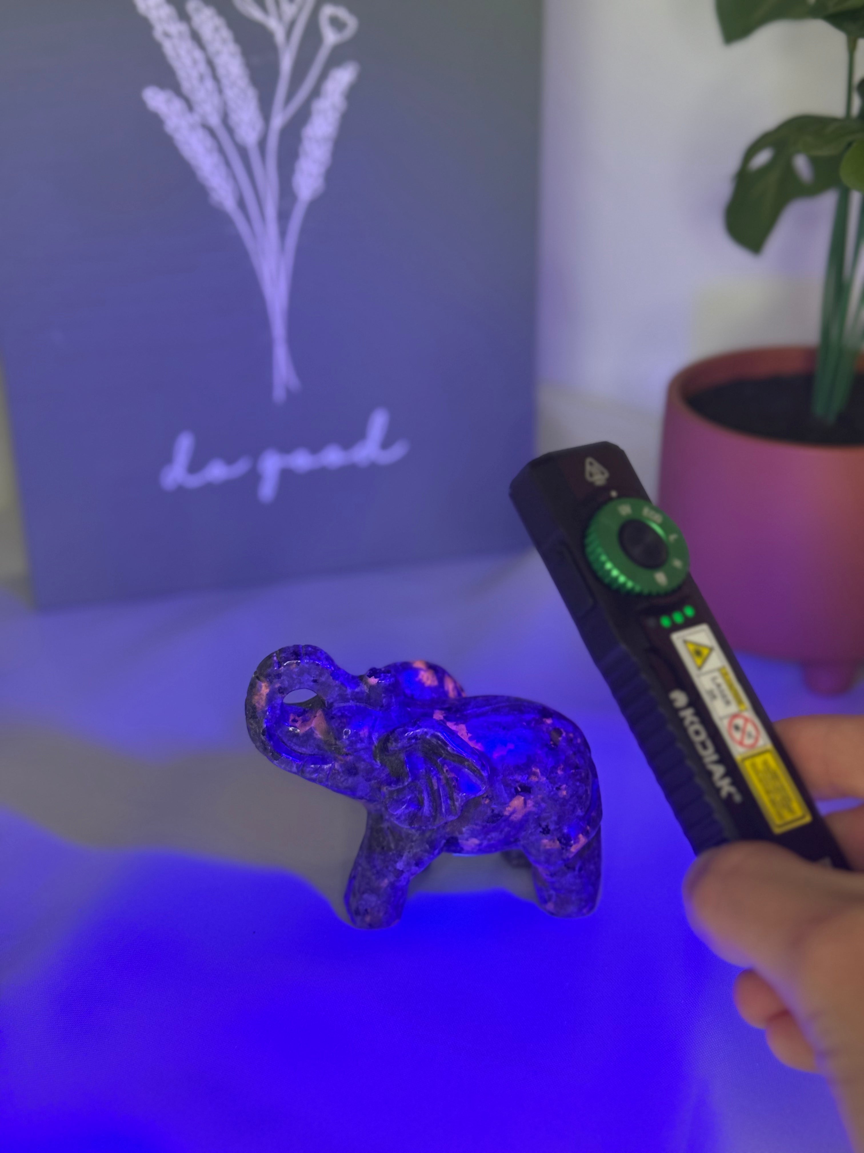 Yooperlite elephant (UV reactive)