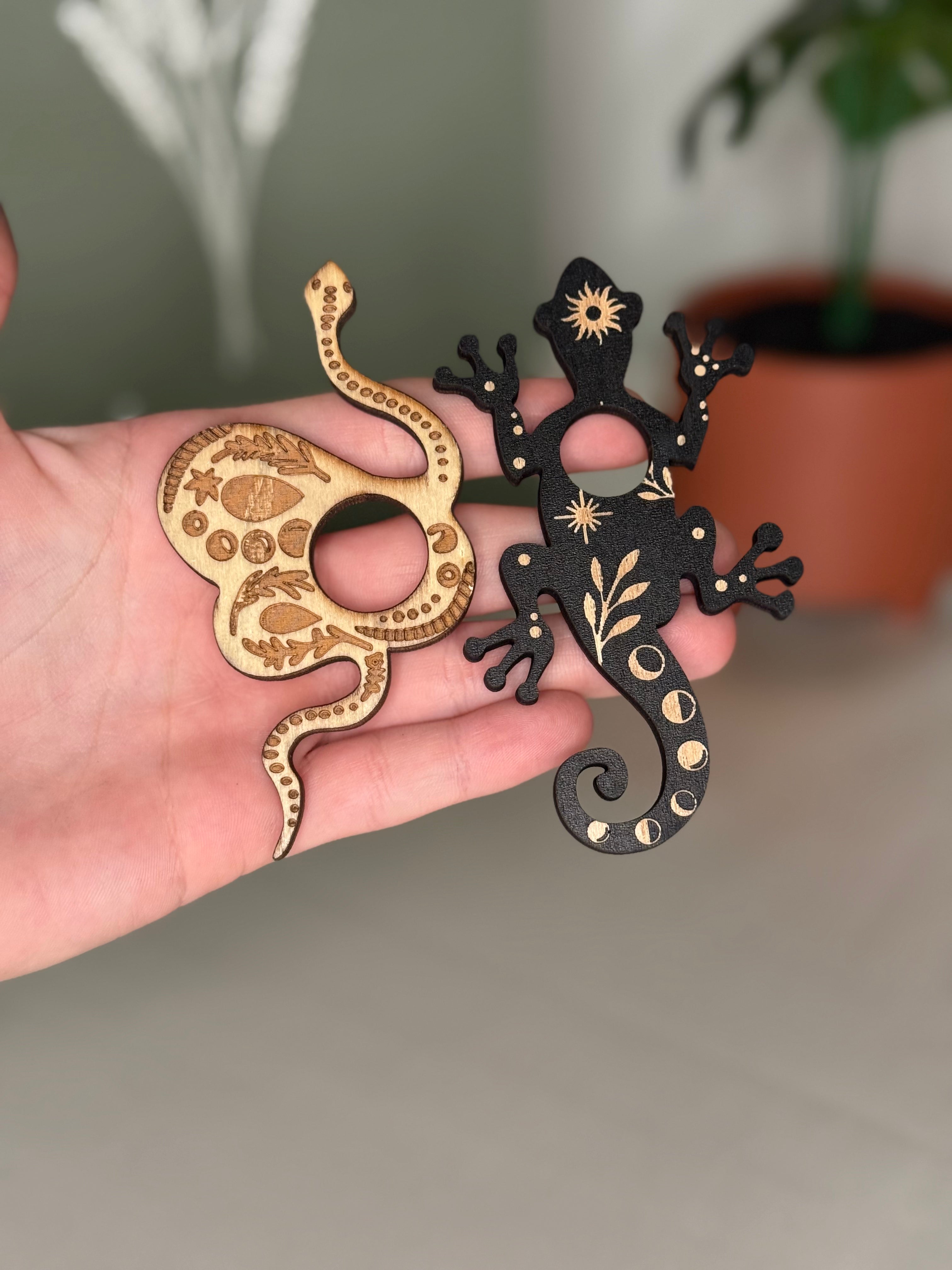 Sphere stand (snake and lizard)