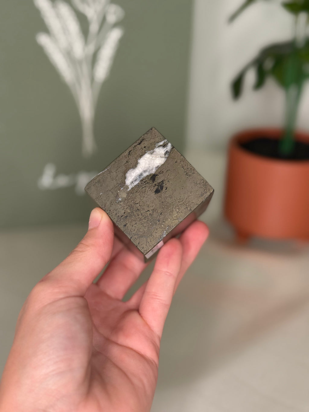 Self standing pyrite cube